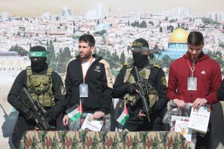 Los tres liberados fueron entregados a los representantes de la Cruz Roja en el enclave para ser trasladados  a Israel