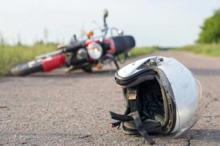 Una joven de 19 años sufrió un aparatoso accidente en motocicleta resultando con traumatismo occipital derecho y quemadoras de segundo grado